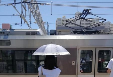 駅ホームでの日傘使用に「ダメだろ」「危ない」問題視する声続出　鉄道会社「飛ばされる可能性が」
