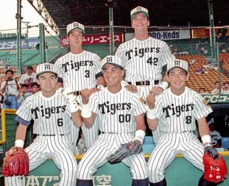1992年オールスターのファン投票で選出された（前列左から）和田豊、亀山努、久慈照嘉（後列左から）八木裕、ジェームス・パチョレックの5人＝92年6月9日、甲子園球場