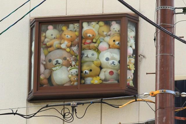 大阪・リラックマビル、窓辺にぬいぐるみ「ぎゅうぎゅう」 総勢700匹