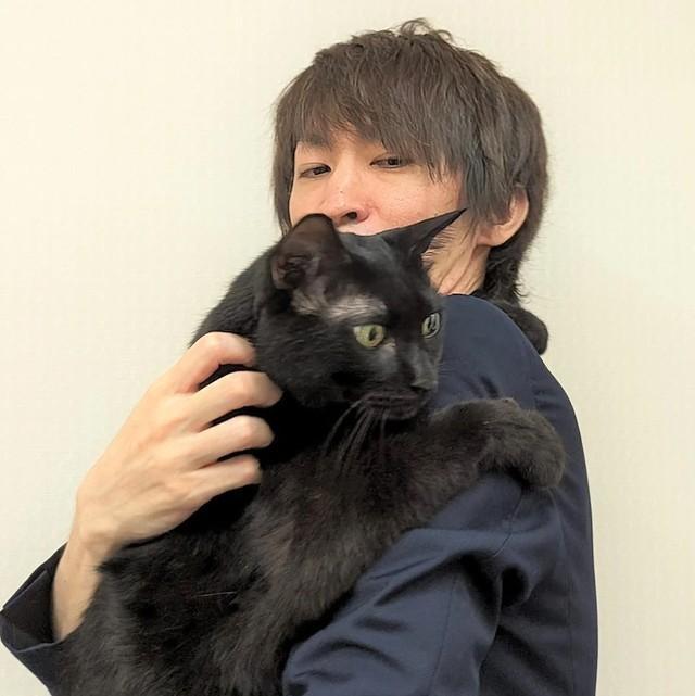 梅本健一さんと黒猫のウィズくん。ウィズくんは頼りになる相棒です