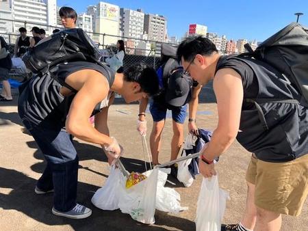 マッチョ40人がゴミ掃除　鍛えた筋力で隅田川花火大会後のゴミ、軽トラ1台分集める　肉体美で注目を集め、ついでに社会を変えマッチョ