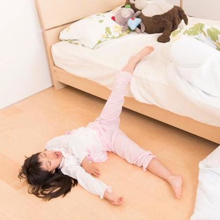 「ベッドから落ちている」「蹴飛ばされたり殴られたりする」…母親の8割「子どもの寝相が悪い」と回答