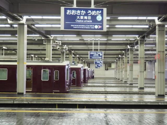ずらっと並んだ阪急電車、大阪梅田駅にて