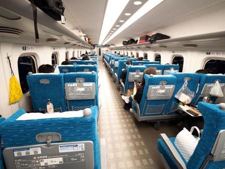 東海道新幹線の車内には、駅周辺で購入したお弁当などを持ち込む乗客が目立ちます　※写真はイメージです（moonrise/stock.adobe.com）
