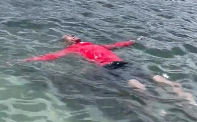 学校で教わる「浮いて待て」が危険な理由とは（日本水難救済会の動画より）