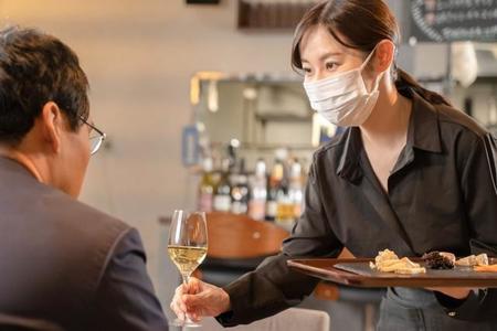 【飲食店の感染対策】「従業員は不織布マスクを着用するべき」約7割…着用場面は「常に着用すべき」が最多に