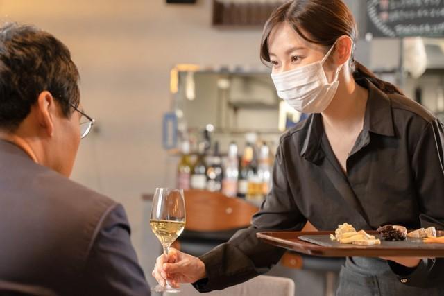約7割が「飲食店の従業員は不織布マスクを着用するべきだと思う」と回答　※画像はイメージです（rrice/stock.adobe.com）
