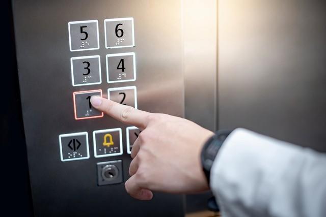 「大阪のせっかちを感じられる写真」一見普通のあるエレベーターがSNSで話題「気持ちよくわかる」「無意識にやってるときある」