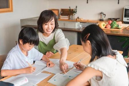 専業主婦・主夫は、家庭内で多くの役割を担っています　※画像はイメージです（buritora/stock.adobe.com）