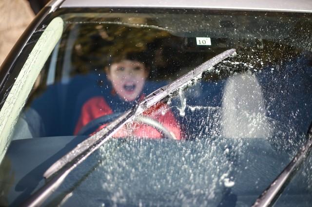 車のウォッシャー液があらぬ方向にピュー！！シュールすぎる動画にSNS爆笑、車の持ち主は「こんな凡ミス初めてです…」