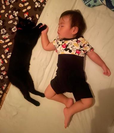 仲良く手を繋いで眠る猫ちゃんと赤ちゃん（提供：ゴンゾウR45さん）