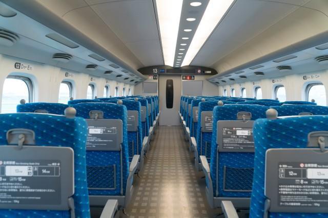 東海道新幹線の車内(oka/stock.adobe.com)