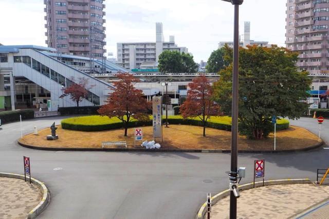 小手指駅前の街並み（photoAC）