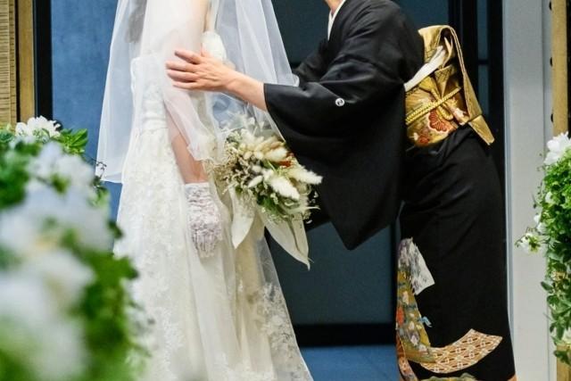 お孫さんの結婚式に参列する認知症のおばあちゃんに付き添った介護福祉士の感動エピソードがXで話題に（photoACより「marusuke2」さん撮影、イメージ画像）