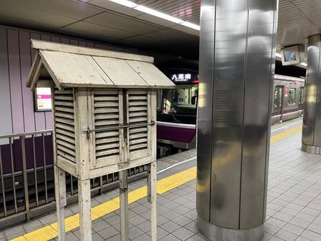 まだあったのか！ 大阪の地下鉄ホームで懐かしの百葉箱に遭遇　設置から90年…役割を終えても撤去されない理由　そして中には何が？