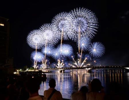 格差社会を反映？花火大会有料化　カップル向け30万円ベッド席は不発　一律500円自由席は大盛況