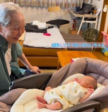 91歳のひいじいちゃん、生後7日目「ひ孫」との初対面に感涙… 　そろりと近づく姿に「もらい泣きした」「2人とも可愛い！」