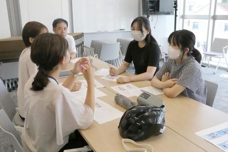 意見を出し合う清心女子大の学生（右側）とＪＡＦ岡山支部の職員たち