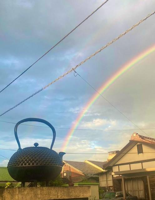 鉄瓶から注がれる美しい虹、南部鉄器の職人が撮影した写真に大反響「なんだか良いことありあそう」「縁起のいい写真だな～」