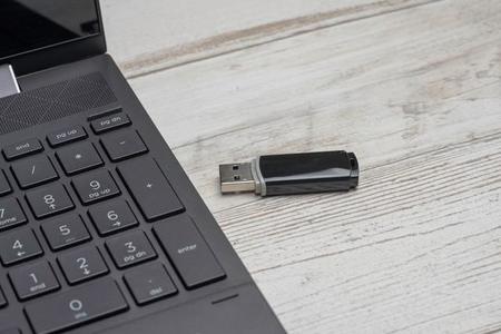 USBメモリとノートパソコン（Miyuki Motomura/stock.adobe.com） 