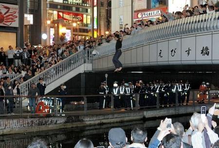 阪神が日本シリーズ進出を決め、道頓堀に飛び込むファン＝2014年10月18日