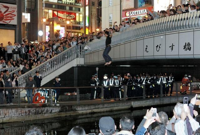 過去には死者も　阪神ファンの「道頓堀ダイブ」　府知事は現場中継の自重求める　「飛び込んだら球場出禁にして」