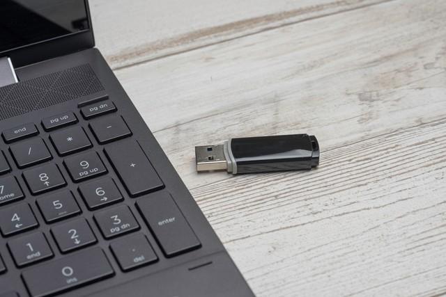 USBメモリとノートパソコン（Miyuki Motomura/stock.adobe.com） 