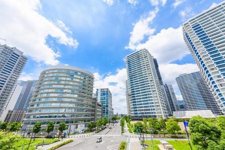 横浜の高層マンション（kurosuke/stock.adobe.com）