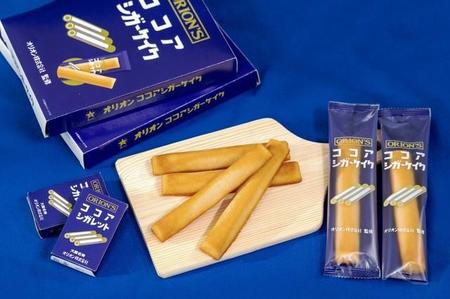 ココアシガレットの味を再現した焼き菓子「ココアシガーケイク」（三州製菓提供）