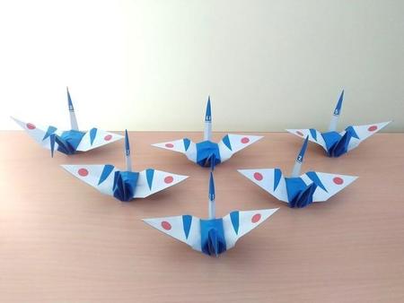 大空に映える青と白の機体…「ブルーインパルス」が折鶴に　細部までこだわり抜いた型紙、自衛隊が公開
