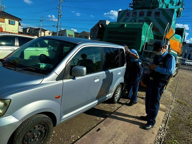 無断駐車した車を警察とクレーン車が囲んでいます。そして…（提供画像）