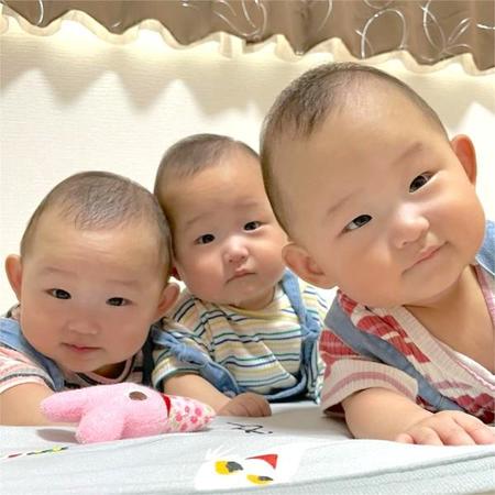 ママの背中で、つかまり立ちする三つ子の赤ちゃん「わちゃわちゃ感が最高」「幸せいっぱい」