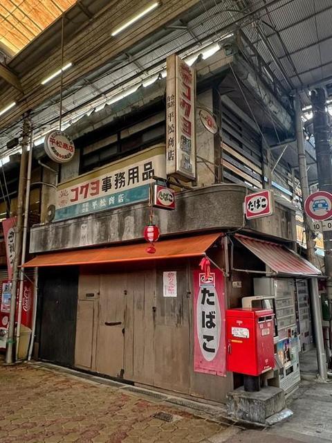 夜になると営業する文房具店！？」昭和な佇まいに惹かれる人続出「日が