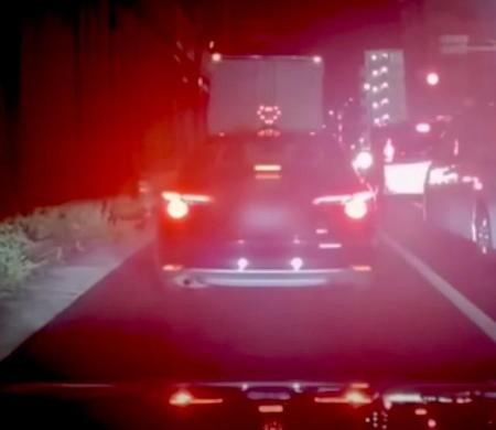 国道を走行中、前を走るタクシーの行灯（あんどん）が点滅していた！赤い色の行灯や点滅は非常事態を知らせるもの。見かけたら110番通報を！（YouTube動画よりキャプチャー／提供：かわけん さん @kawakenda4）