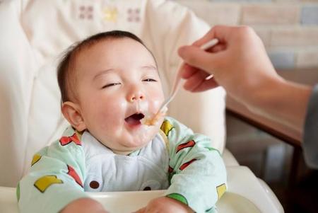 大好物の離乳食を食べた赤ちゃん「うんうんうん！へぇ！」とご満悦　「表情や仕草が豊か」「好物じゃないときの反応も可愛い」