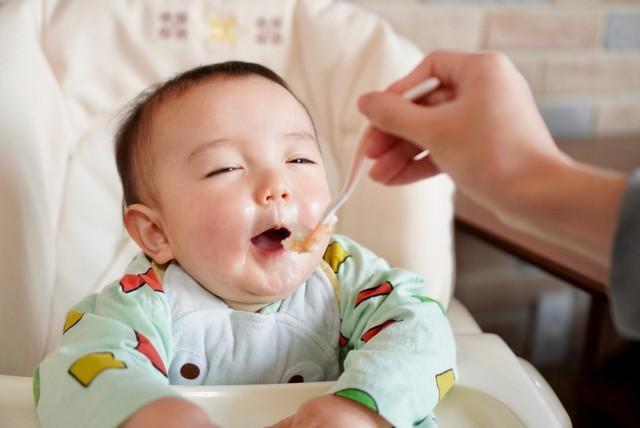 食べるのが大好き！生後8カ月のようくん（提供：ようくん成長日記さん）