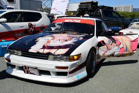 元ネタを知らなくても楽しめる文化に！？　”痛車”の祭典で400台とコスプレイヤーが集結、ユピテルの富士サクラも参戦