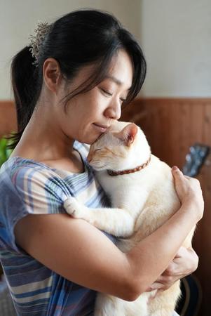 飼い主の島内さんの顔におでこをぺたっとくっつけるしらたま