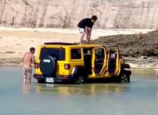 車のドアも全開で海水に…（動画から抜粋）