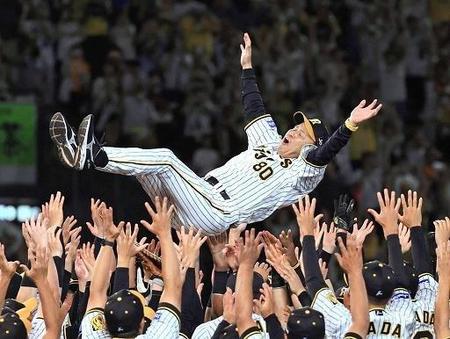 胴上げされる岡田監督＝甲子園球場（2023年9月14日）