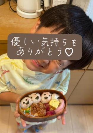 ママが左腕骨折のピンチ→「にいにがやったるからな！」5歳兄が2歳弟のお弁当作りに奮闘　「優しさに泣ける」「手際がスゴい！」