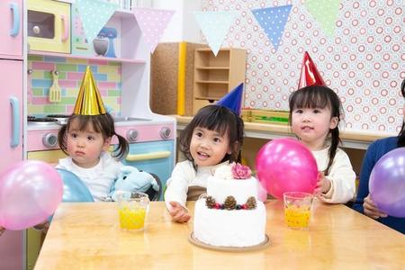 4歳のお誕生日会にほっこり（milatas/stock.adobe.com）※画像はイメージです