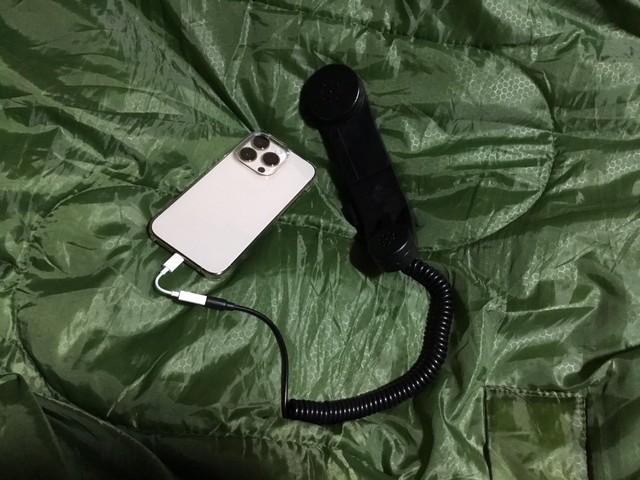 スマホに耳を当てるのが嫌なので…「受話器買いました」!?　黒電話風の受話器が「ロマンだ」「逆にトレンディー」と大絶賛