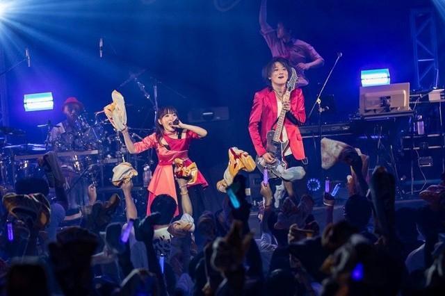 西大寺公民館での凱旋ライブで熱いステージを繰り広げるａｎｇｅｌａ＝５月２１日