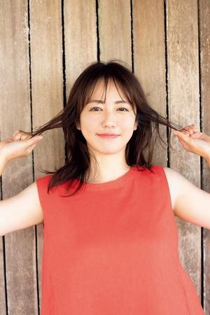 「胸もまだまだ成長中です！」磯山さやか、39歳で6年ぶり写真集を発表　丸みのある伝説のマシュマロ美ボディの健在ぶりアピール