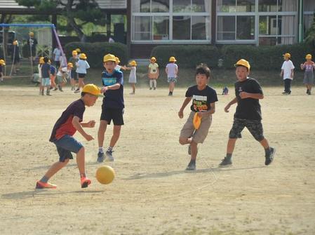 「６０分プロジェクト」の時間を使ってサッカーに興じる児童（京都府南丹市美山町・美山小）
