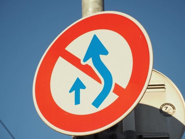 「追い越し禁止」と“間違えやすい”道路標識…この標識だけの時の「本当の意味」知っていますか？