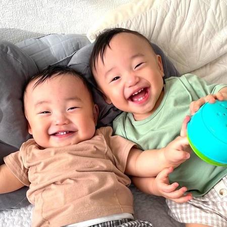 双子の赤ちゃん同士で『いないいないばぁ！』 楽しそうに遊ぶ動画に癒される　先天性心疾患の手術を越えて「笑い声が可愛すぎ」「天使が二人」