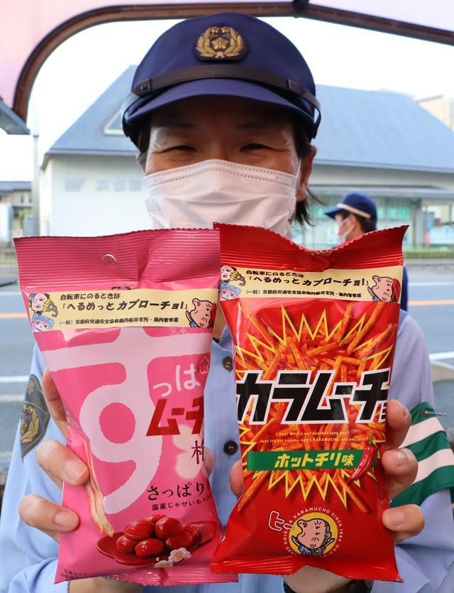 「へるめっとカブローチョ！」と書かれたシールが貼られたスナック菓子（京都南丹市園部町）