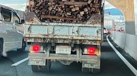 違反濃厚だけど芸術的？　荷物積み過ぎトラック　「光の速さで車線変更したくなった」後続ドライバーに聞いた